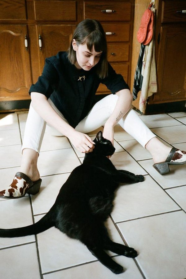 кошка девушка