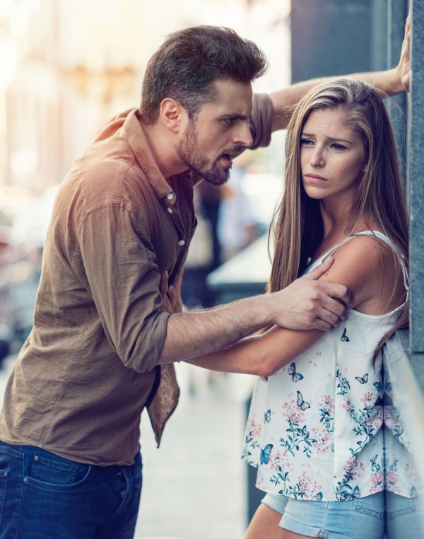 парень заглядывается на девушку