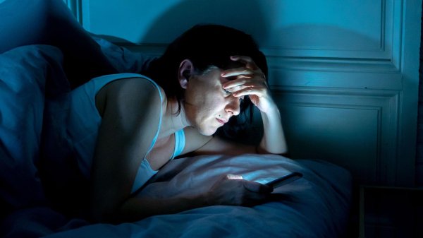 девушка спит ночью