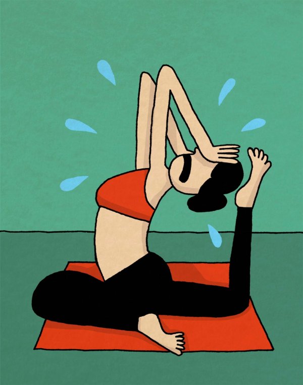 женщина занимается йогой