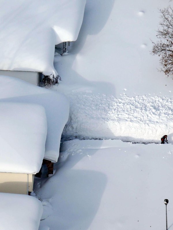 снег с крыши