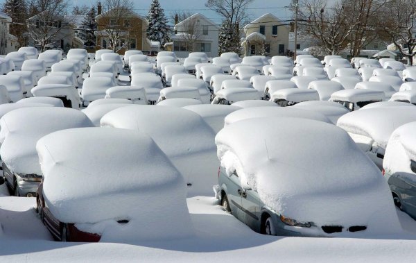автомобиль под снегом