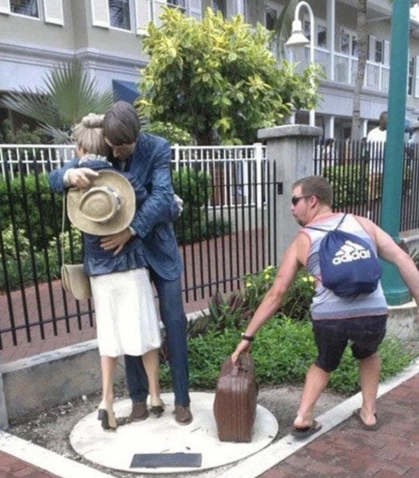 статуя прикол