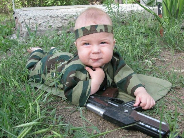 малыш в военной форме