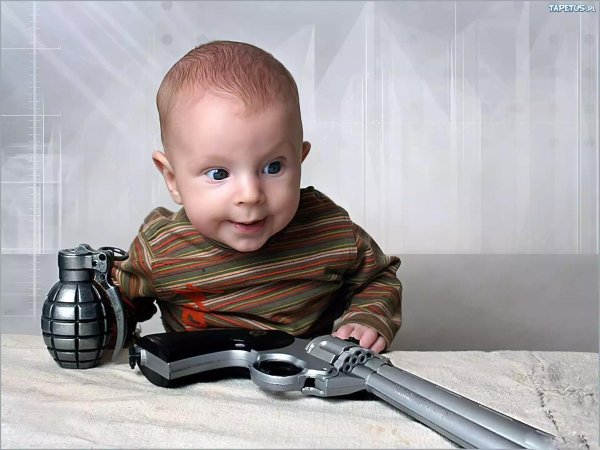 ребенок с пистолетом