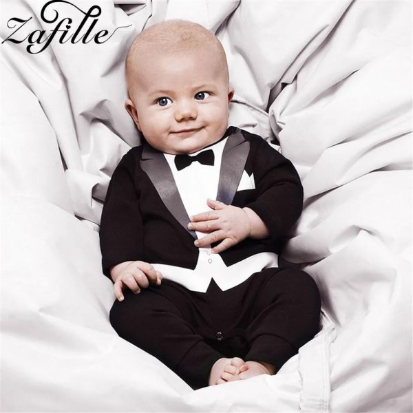 малыш в смокинге