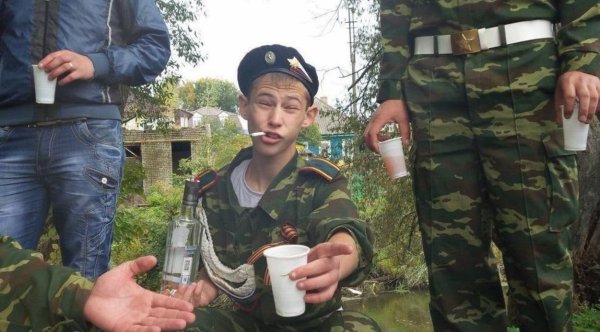 солдаты бухают