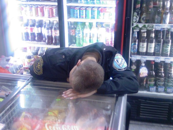 пьяный охранник