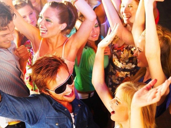 танцы в клубе