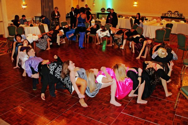 девушка поймала букет невесты