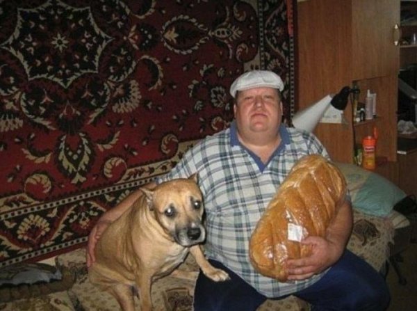 мужик с батоном и собакой