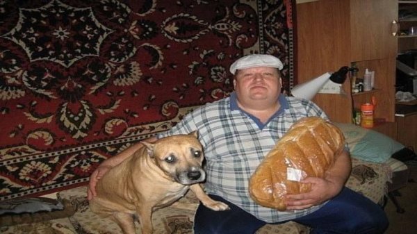 мужик с батоном и собакой