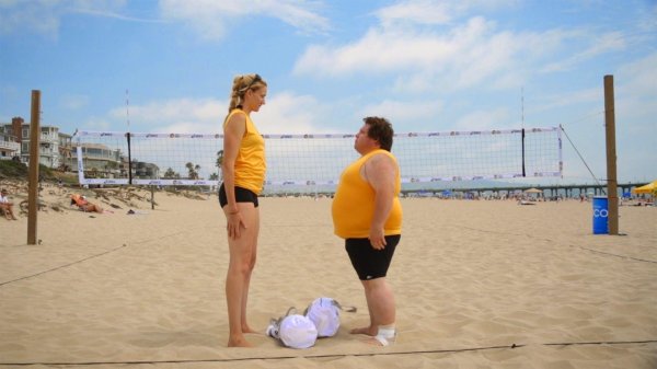 толстуха занимается пляжным волейболом