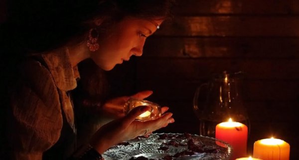 девушки гадают