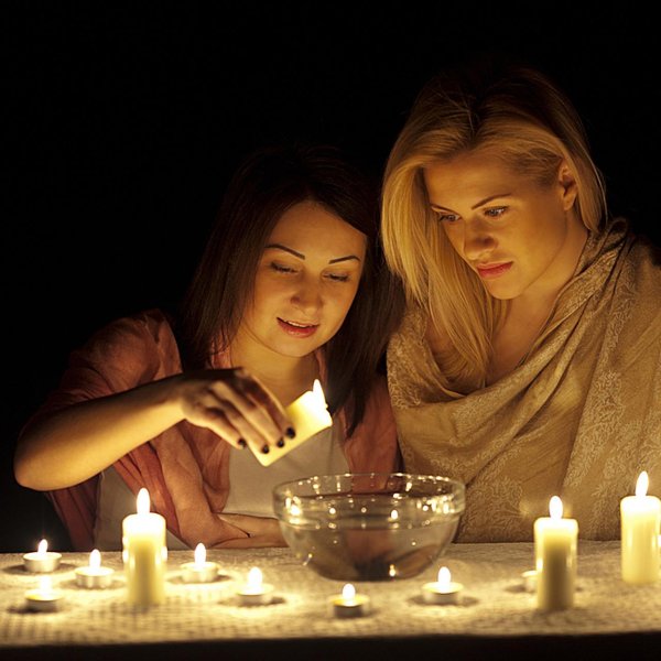 девушки гадают