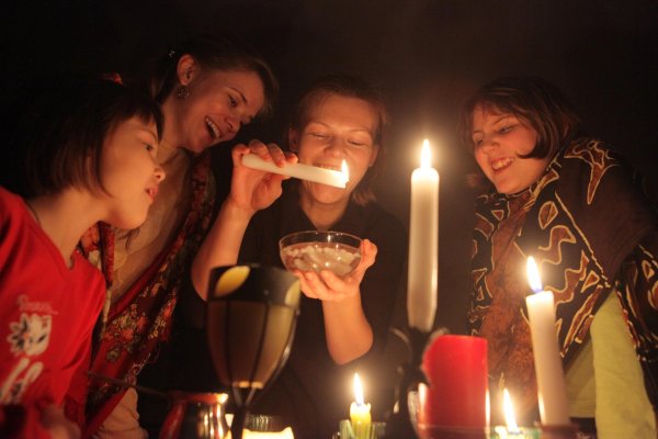 посиделки при свечах праздник