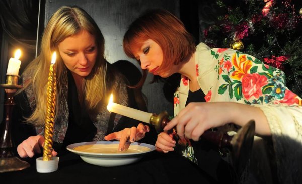 девушки гадают