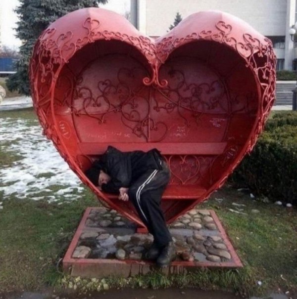 бомжи на лавочке