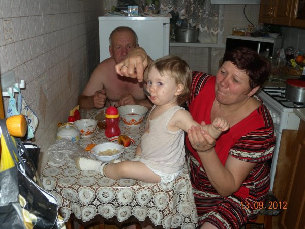 бабушка кормит внука