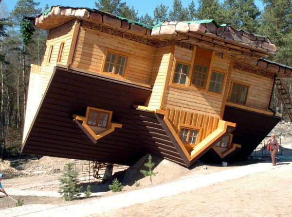 upsidedown house szymbark poland
