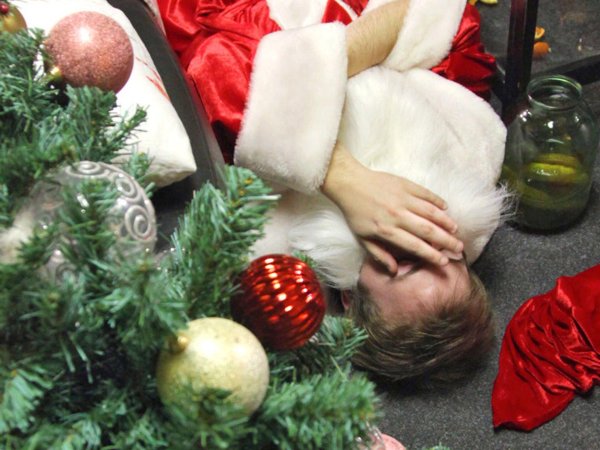 пьяный под елкой