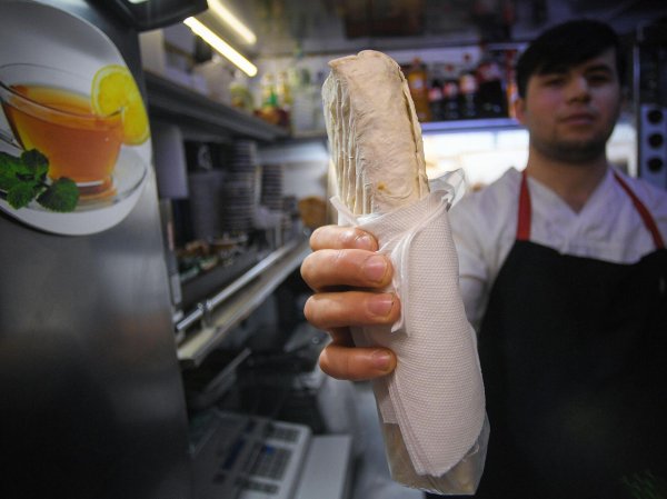 человек с шаурмой