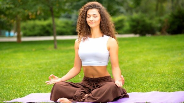 женщина медитирует