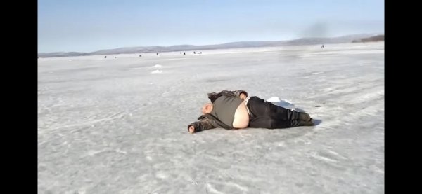 пьяный рыбак на льду