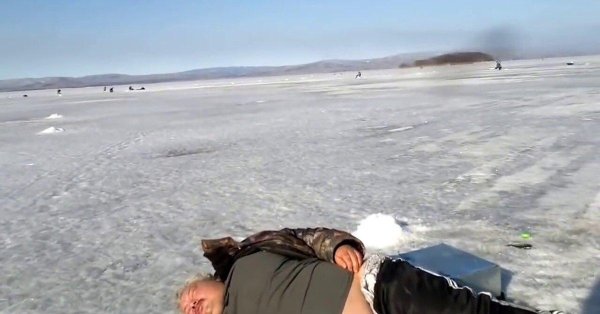 пьяные рыбаки на зимней рыбалке