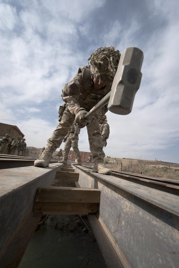 солдат на мосту