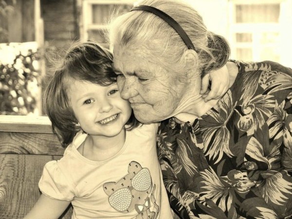 бабушка обнимает внука