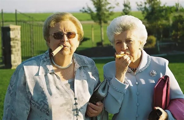 пожилые подруги