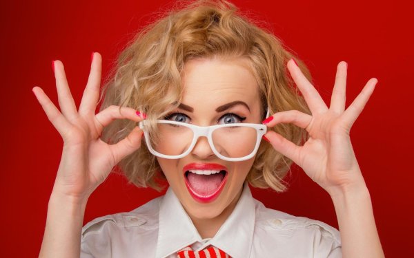 удивленная женщина