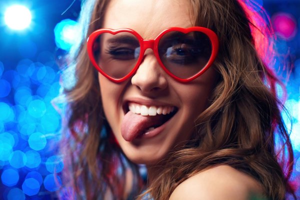 девушки показывают язык