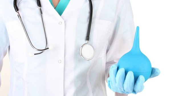 врач с клизмой