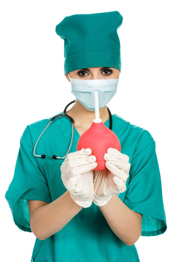 врач с клизмой