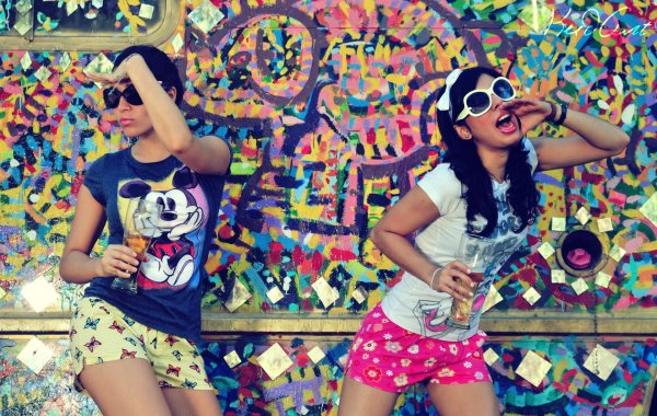 яркая девушка