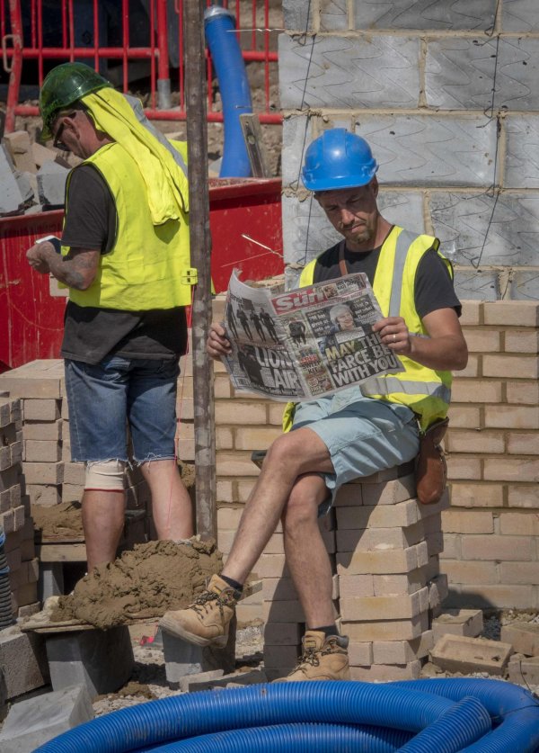 люди на стройке