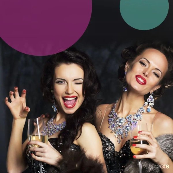 девушки с бокалами