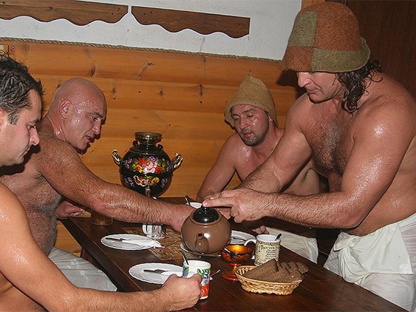 мужчины в сауне