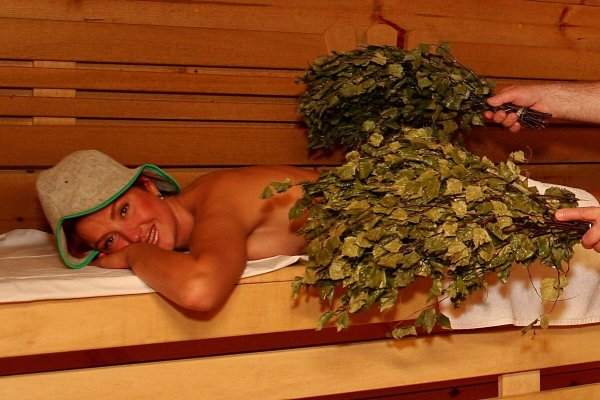 девушка в парилке с веником