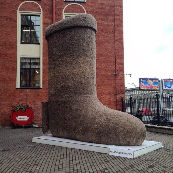 памятник валенку в питере