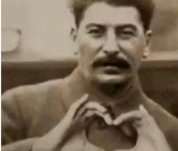 сталин показывает сердечко