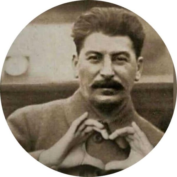 сталин показывает сердечко руками