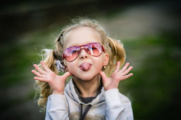 дети показывают язык