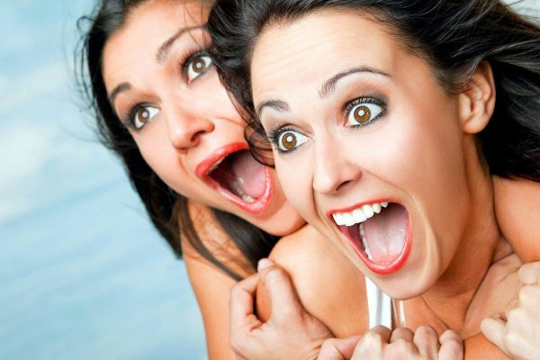 удивленные лица двух девушек