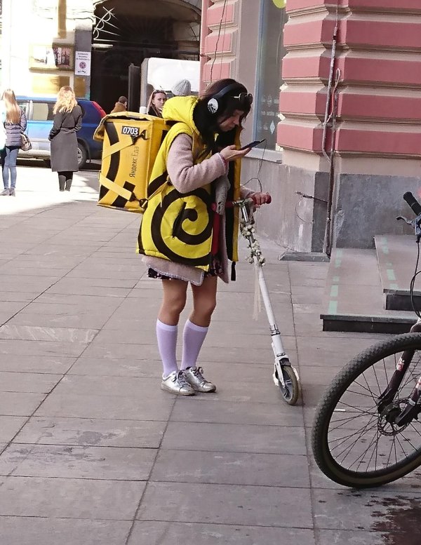 доставщик самокат