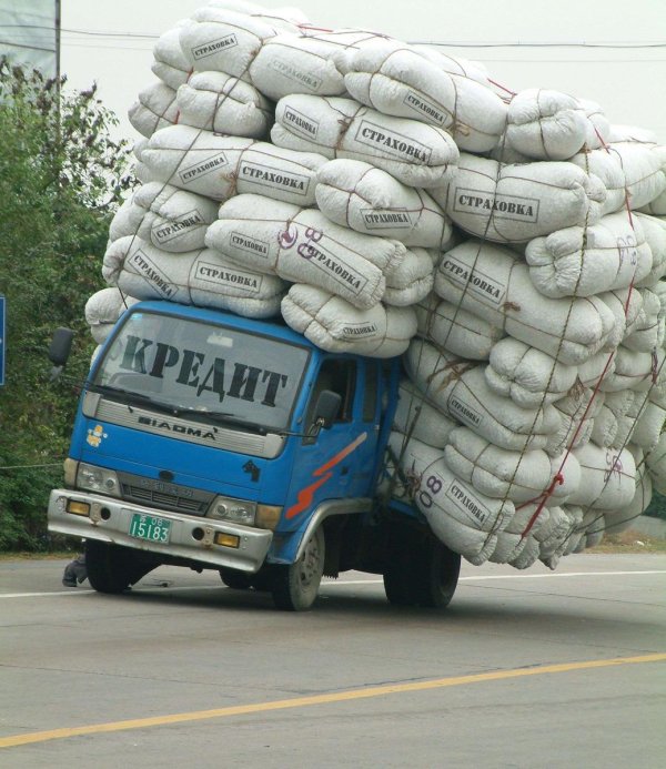 перегруженный грузовик