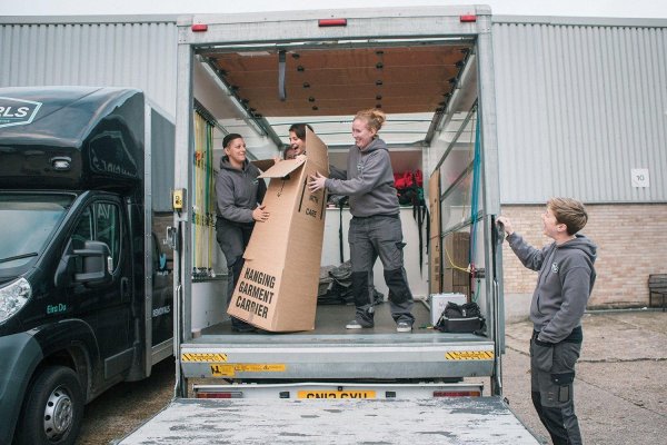 женщина грузчик