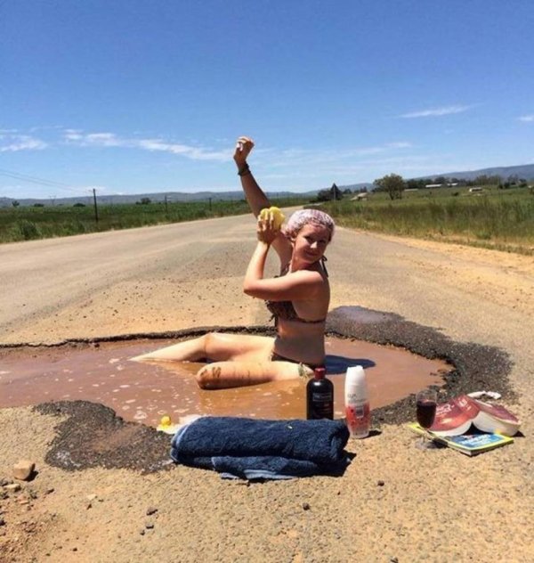 загорает в луже